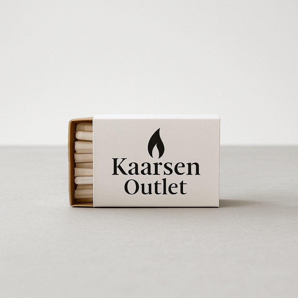 Doosje met witte kaarsenwieken van Kaarsen Outlet, liggend op een lichtgrijze ondergrond met een witte achtergrond. Op het doosje staat een zwart vlamicoon en het logo 'Kaarsen Outlet' gedrukt.