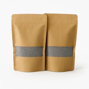 Twee kraft papieren zakken met transparant venster gevuld met grijs kaarsenzand, gepresenteerd op een strakke, lichtgrijze ondergrond. Dit product is beschikbaar in vijf kleuren: wit, zwart, grijs, beige en roze.