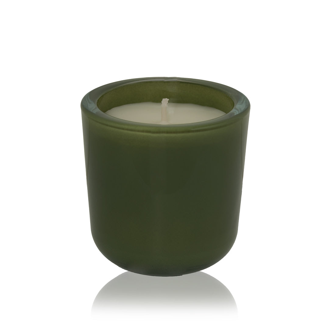 "Stijlvolle geurkaars in een matte, mystiek groene glazen houder, perfect om een natuurlijke en serene sfeer in huis te creëren."