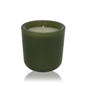 "Stijlvolle geurkaars in een matte, mystiek groene glazen houder, perfect om een natuurlijke en serene sfeer in huis te creëren."