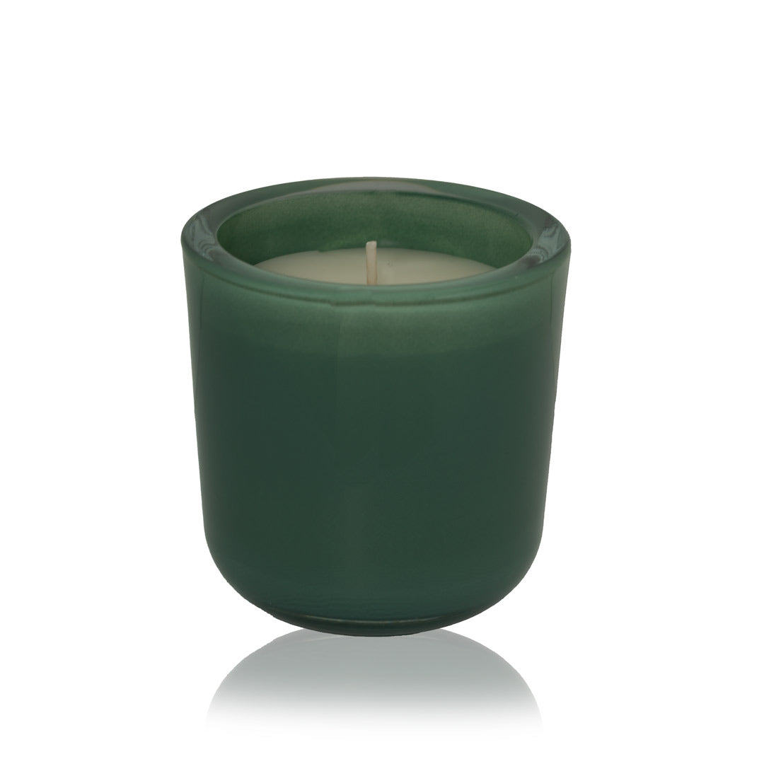 "Stijlvolle geurkaars in een matte, patinagroene glazen houder, perfect voor een frisse en natuurlijke ambiance in huis."