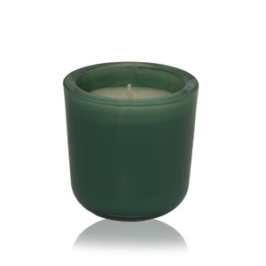 "Stijlvolle geurkaars in een matte, patinagroene glazen houder, perfect voor een frisse en natuurlijke ambiance in huis."