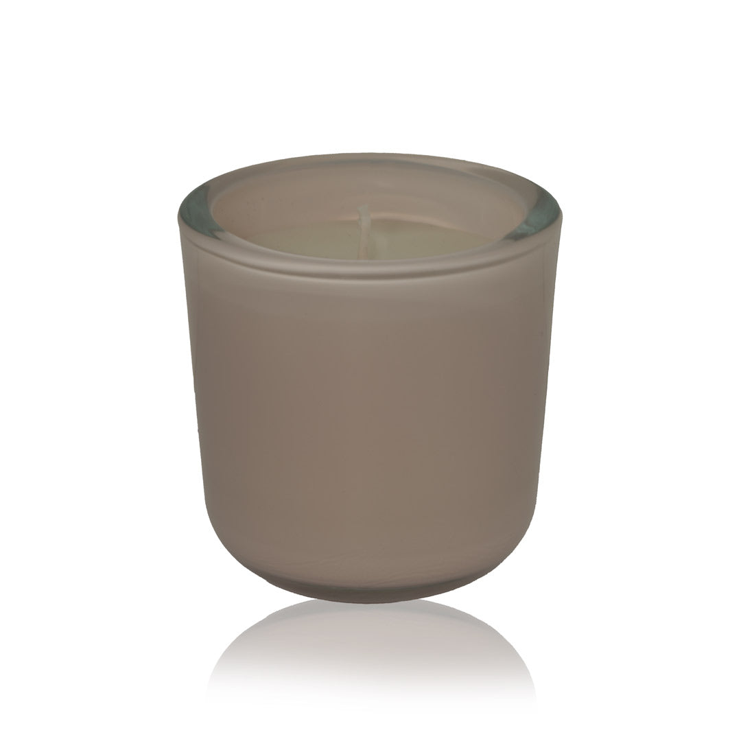 "Elegante geurkaars in een matte, zachtroze glazen houder, ideaal voor een serene en romantische sfeer in huis."