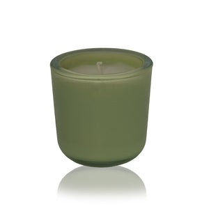 "Stijlvolle geurkaars in een matte, theegroene glazen houder, perfect om een frisse en ontspannen sfeer in huis te creëren."