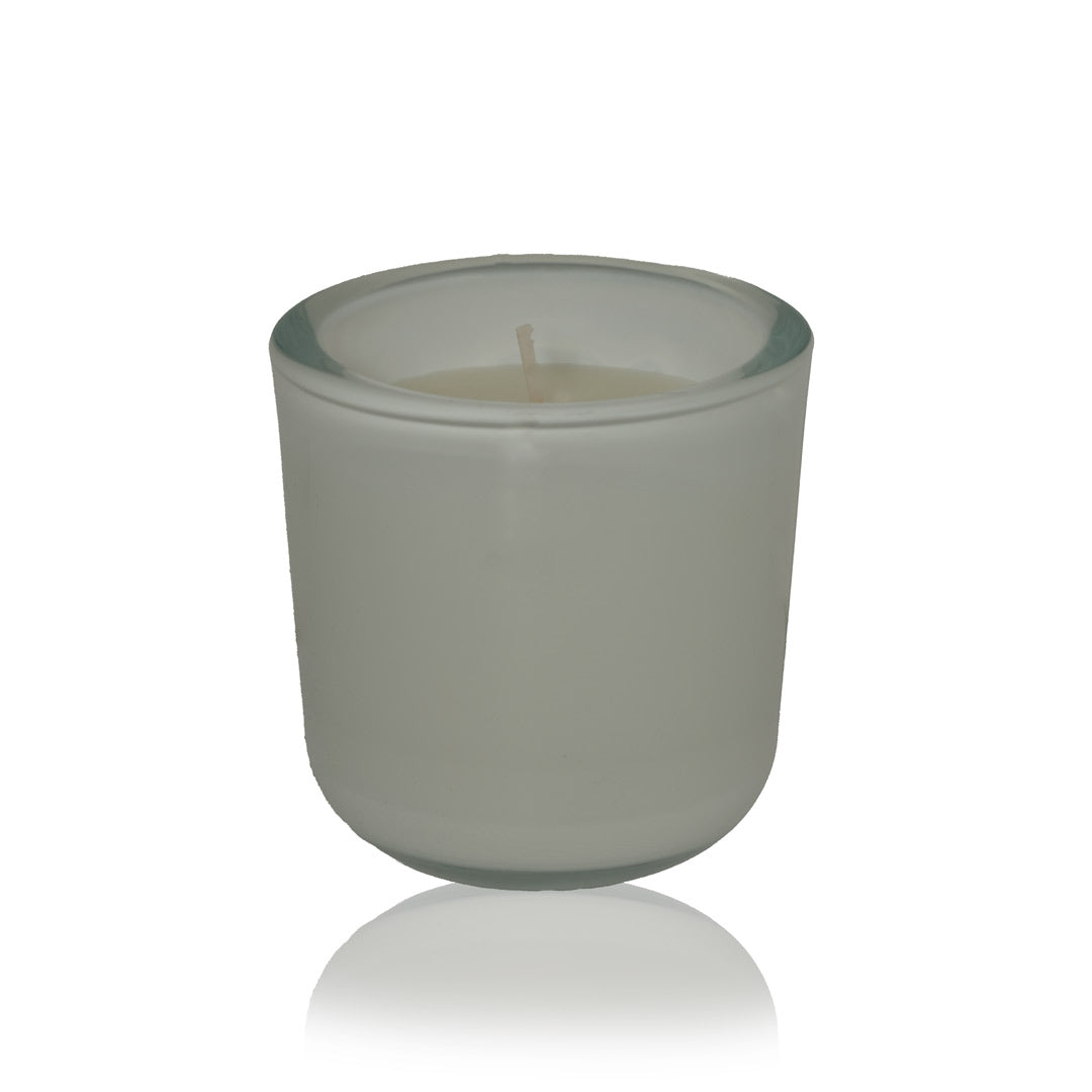 "Minimalistische geurkaars in een matte, witte glazen houder, ideaal voor een frisse en serene sfeer in huis."
