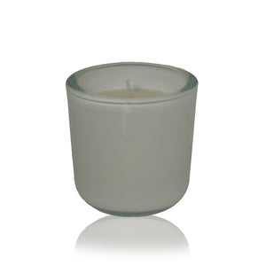 "Minimalistische geurkaars in een matte, witte glazen houder, ideaal voor een frisse en serene sfeer in huis."