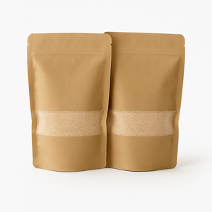 Twee kraft papieren zakken met transparant venster gevuld met beige kaarsenzand, gepresenteerd op een strakke, lichtgrijze ondergrond. Dit product is beschikbaar in vijf kleuren: wit, zwart, grijs, beige en roze.